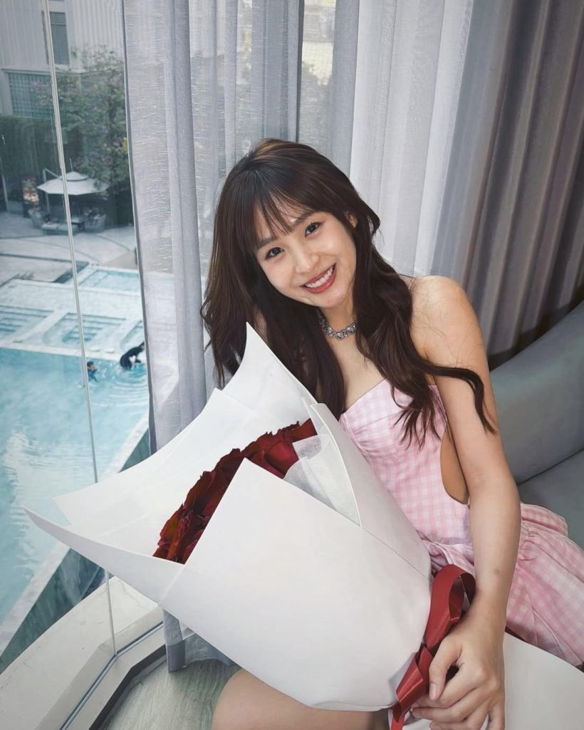 กุหลาบปริศนา! ดาราสาว จุดชนวนสงสัย มีหนุ่มคนไหนตามจีบ