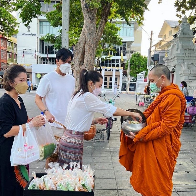 อิ่มบุญอิ่มใจ พระเอกเจ้าเสน่ห์ ควงแฟนสาวทำบุญวันเกิดสุดอบอุ่น