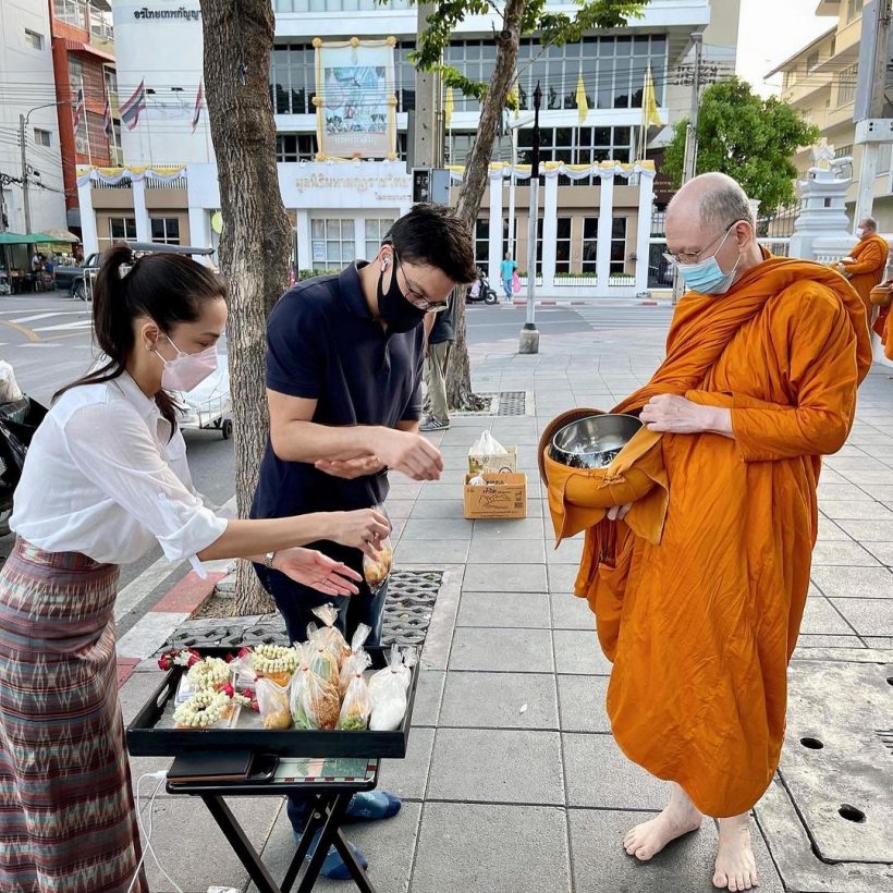 อิ่มบุญอิ่มใจ พระเอกเจ้าเสน่ห์ ควงแฟนสาวทำบุญวันเกิดสุดอบอุ่น