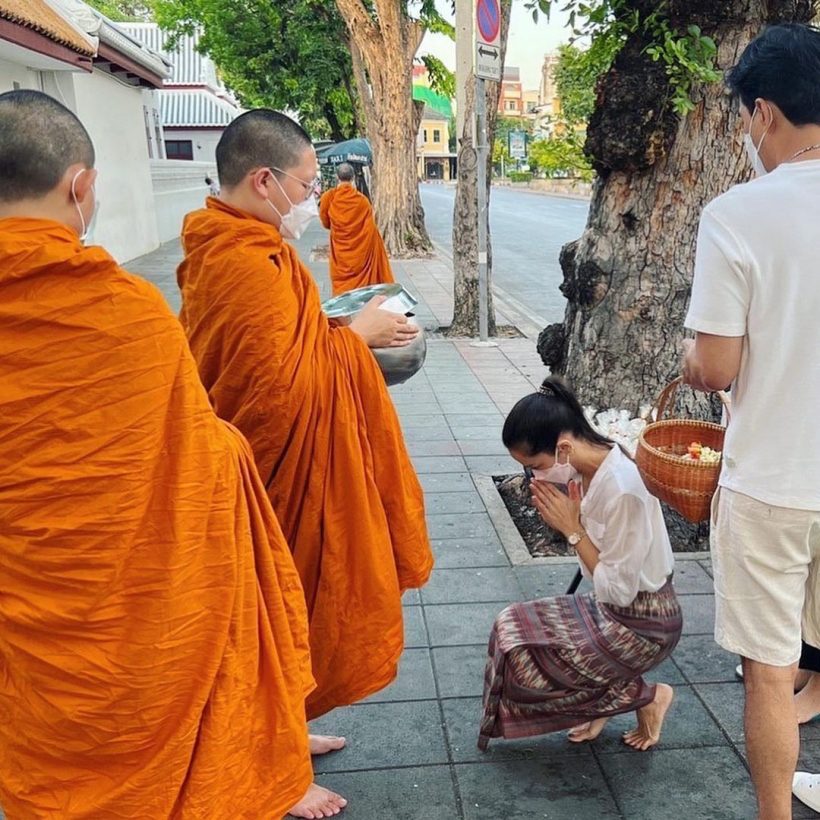 อิ่มบุญอิ่มใจ พระเอกเจ้าเสน่ห์ ควงแฟนสาวทำบุญวันเกิดสุดอบอุ่น