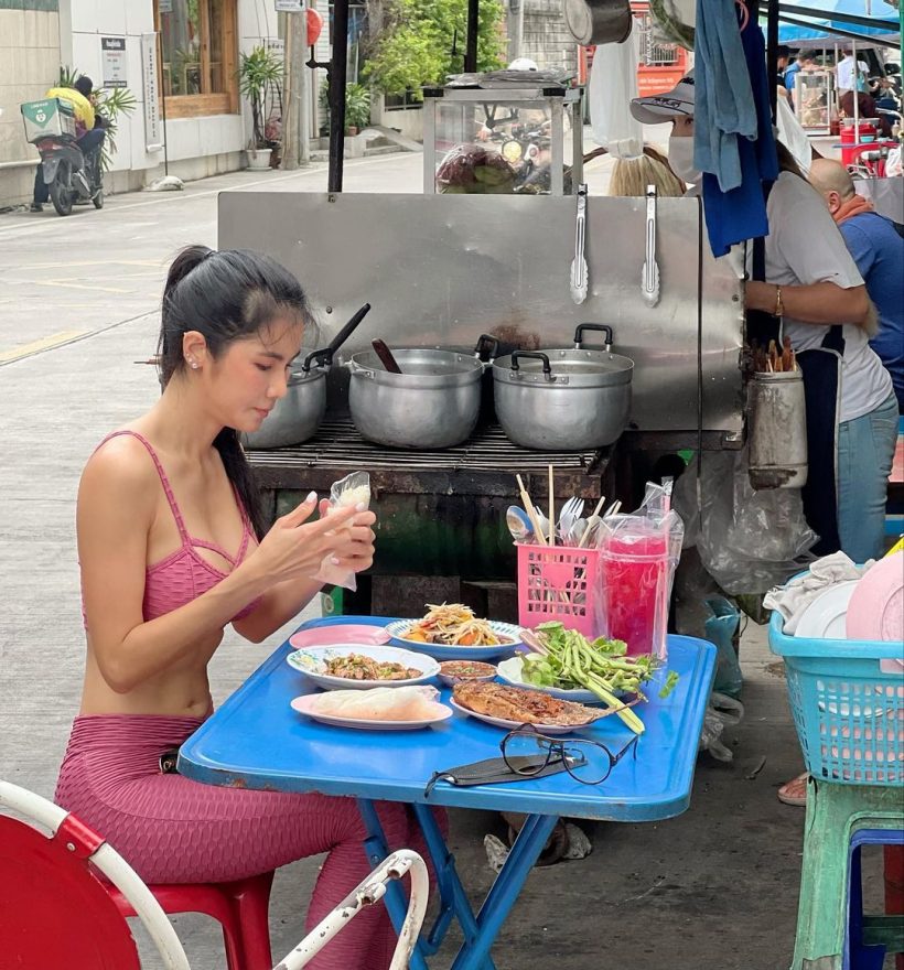 OMG! นางแบบชื่อดัง ชีวิตติดดิน นุ่งแซ่บนั่งโซ้ยส้มตำข้างทาง