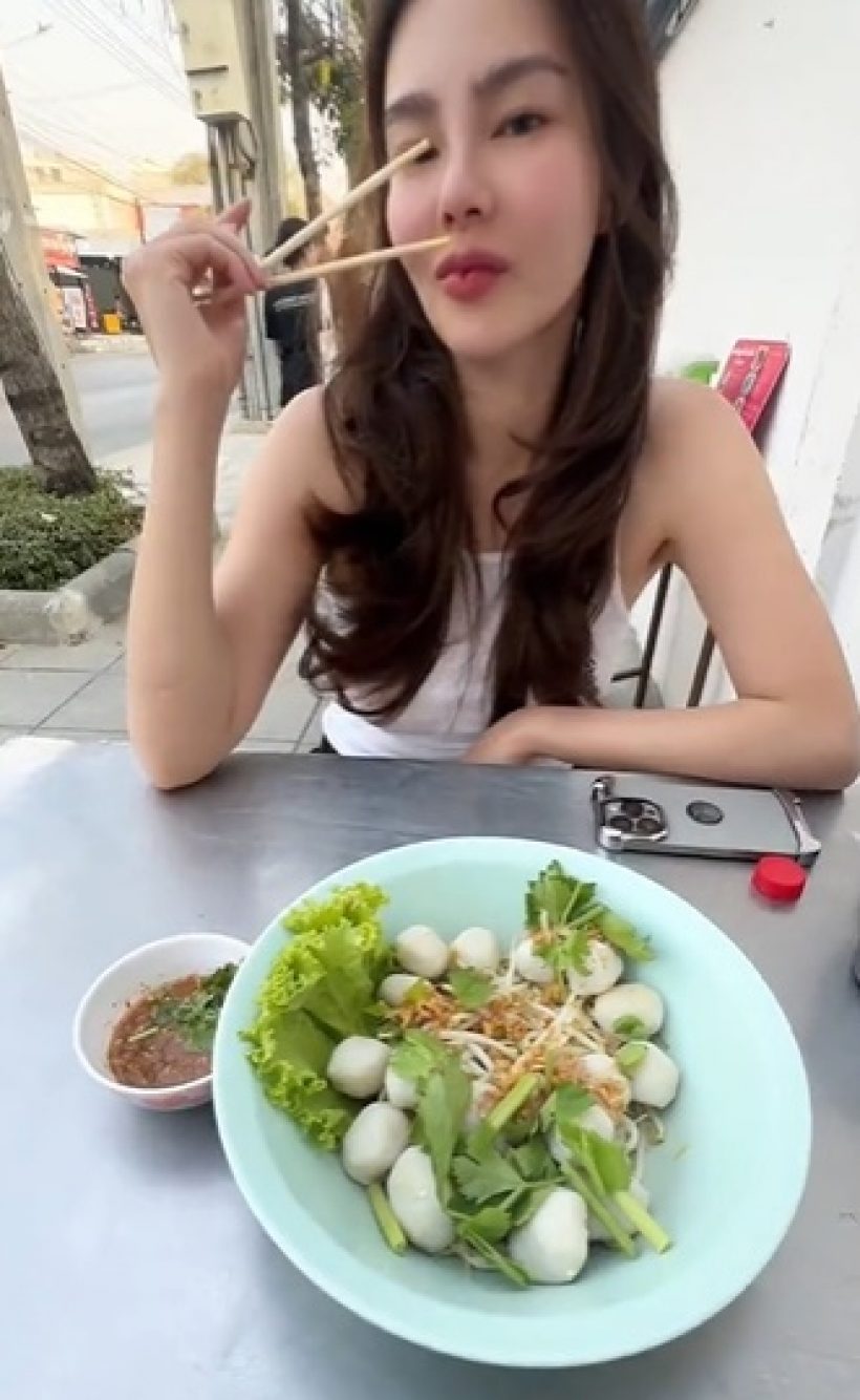 ซุปตาร์สาว มีบอดี้การ์ดติดตาม แต่ติดดินนั่งกินก๋วยเตี๋ยวข้างทางชิวๆ