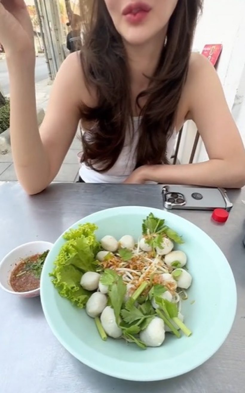 ซุปตาร์สาว มีบอดี้การ์ดติดตาม แต่ติดดินนั่งกินก๋วยเตี๋ยวข้างทางชิวๆ