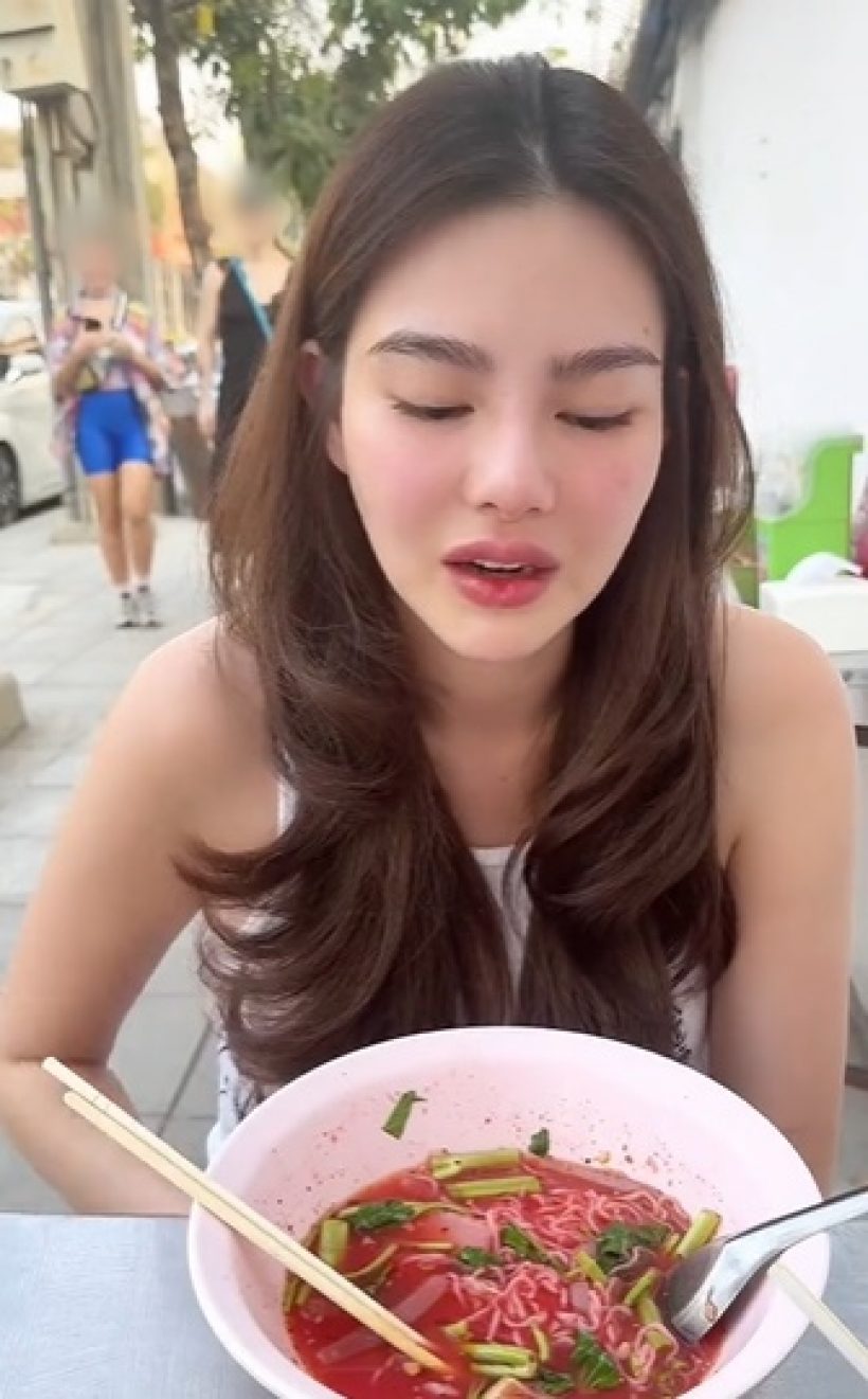 ซุปตาร์สาว มีบอดี้การ์ดติดตาม แต่ติดดินนั่งกินก๋วยเตี๋ยวข้างทางชิวๆ