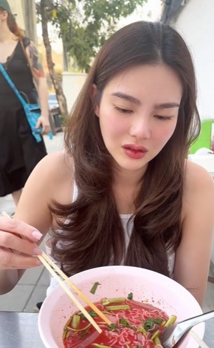 ซุปตาร์สาว มีบอดี้การ์ดติดตาม แต่ติดดินนั่งกินก๋วยเตี๋ยวข้างทางชิวๆ