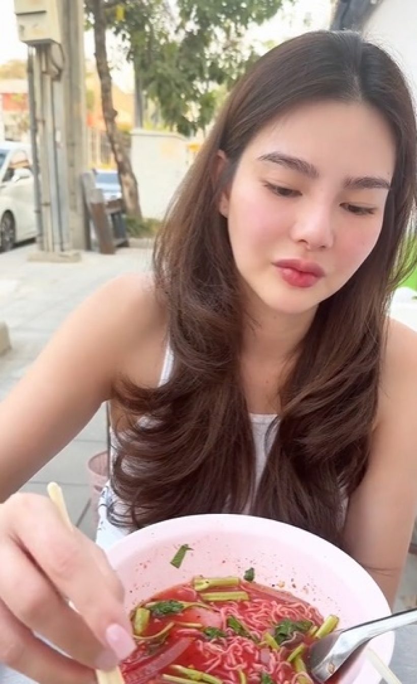 ซุปตาร์สาว มีบอดี้การ์ดติดตาม แต่ติดดินนั่งกินก๋วยเตี๋ยวข้างทางชิวๆ