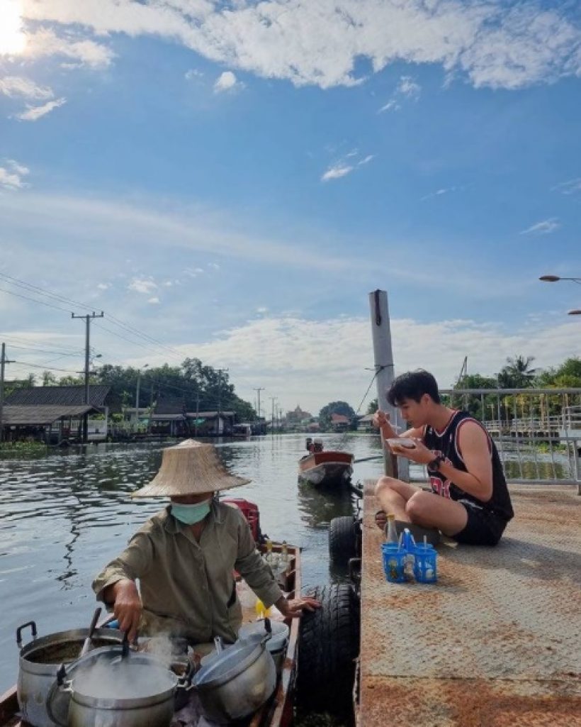 พระเอกหน้ามน ติดดินนั่งกินก๋วยเตี๋ยวเรือพาย ในชุดบ้านๆสุดชิว