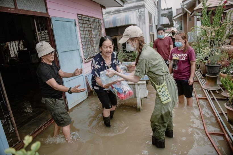 คู่รักดาราดัง ลุยน้ำท่วมช่วยผู้ประสบภัย ในโครงการเรือกับข้าว