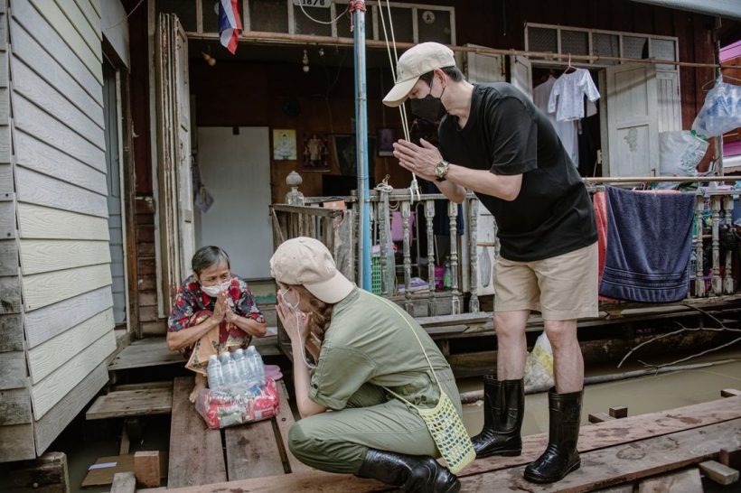 คู่รักดาราดัง ลุยน้ำท่วมช่วยผู้ประสบภัย ในโครงการเรือกับข้าว