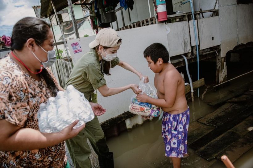 คู่รักดาราดัง ลุยน้ำท่วมช่วยผู้ประสบภัย ในโครงการเรือกับข้าว