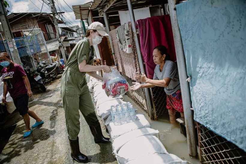 คู่รักดาราดัง ลุยน้ำท่วมช่วยผู้ประสบภัย ในโครงการเรือกับข้าว