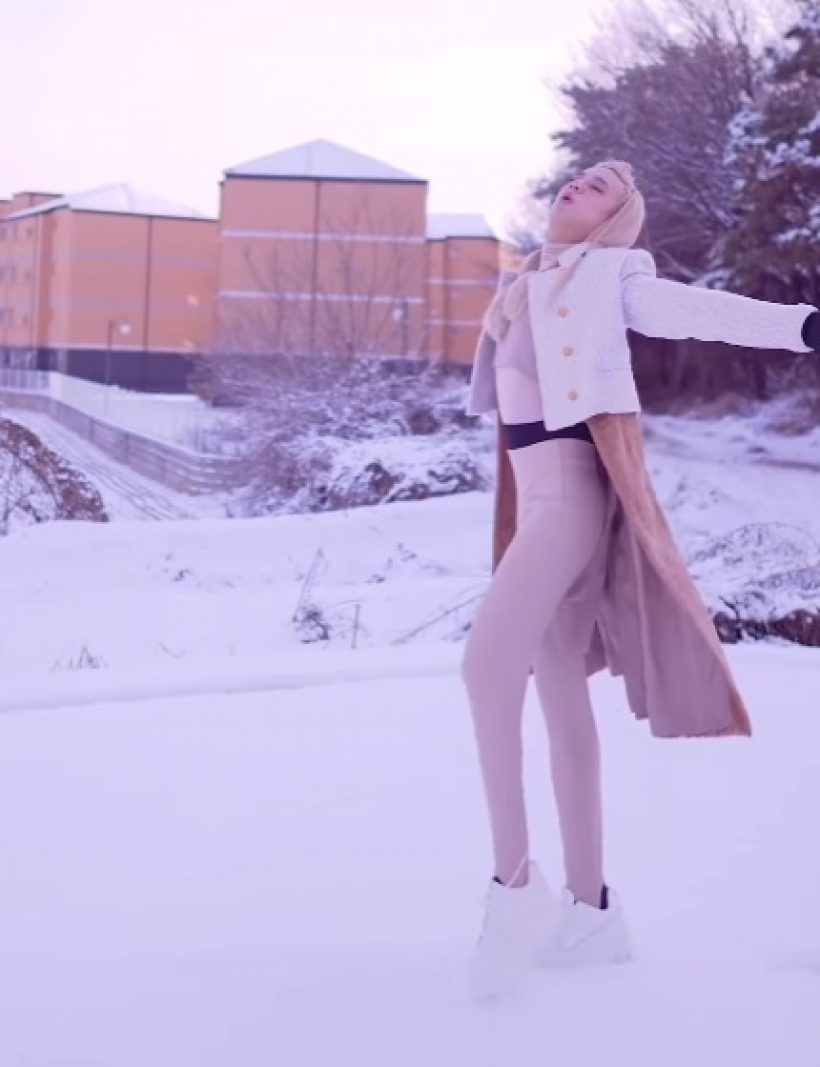 เธอคนนี้ แจกความสดใสกลางหิมะ แต่หลุดโฟกัสถูกทักใช้แอพอะไร ภาพเบี้ยว!