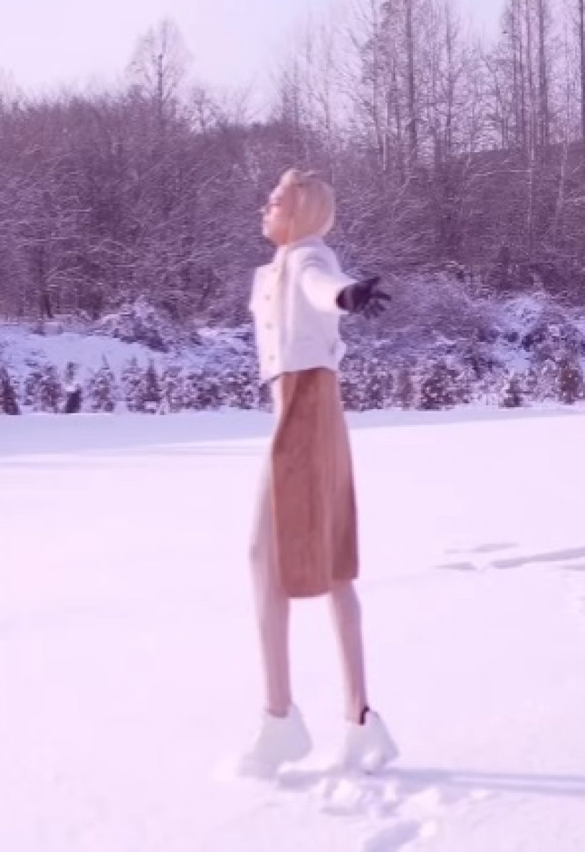 เธอคนนี้ แจกความสดใสกลางหิมะ แต่หลุดโฟกัสถูกทักใช้แอพอะไร ภาพเบี้ยว!