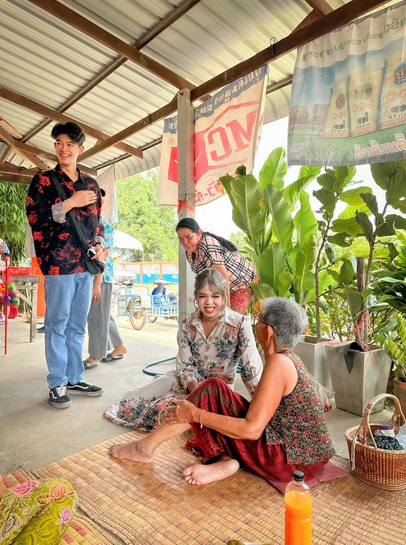 คู่รักสุดฮอต แฮปปี้ผู้ใหญ่ผูกข้อไม้ข้อมือรับขวัญ สุดอบอุ่น