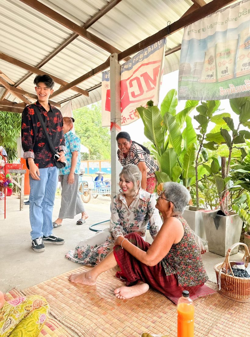 คู่รักสุดฮอต แฮปปี้ผู้ใหญ่ผูกข้อไม้ข้อมือรับขวัญ สุดอบอุ่น