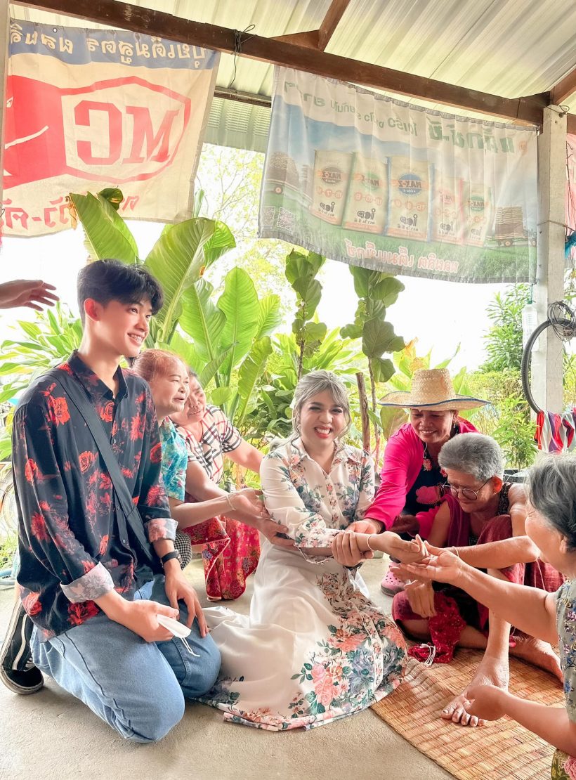 คู่รักสุดฮอต แฮปปี้ผู้ใหญ่ผูกข้อไม้ข้อมือรับขวัญ สุดอบอุ่น