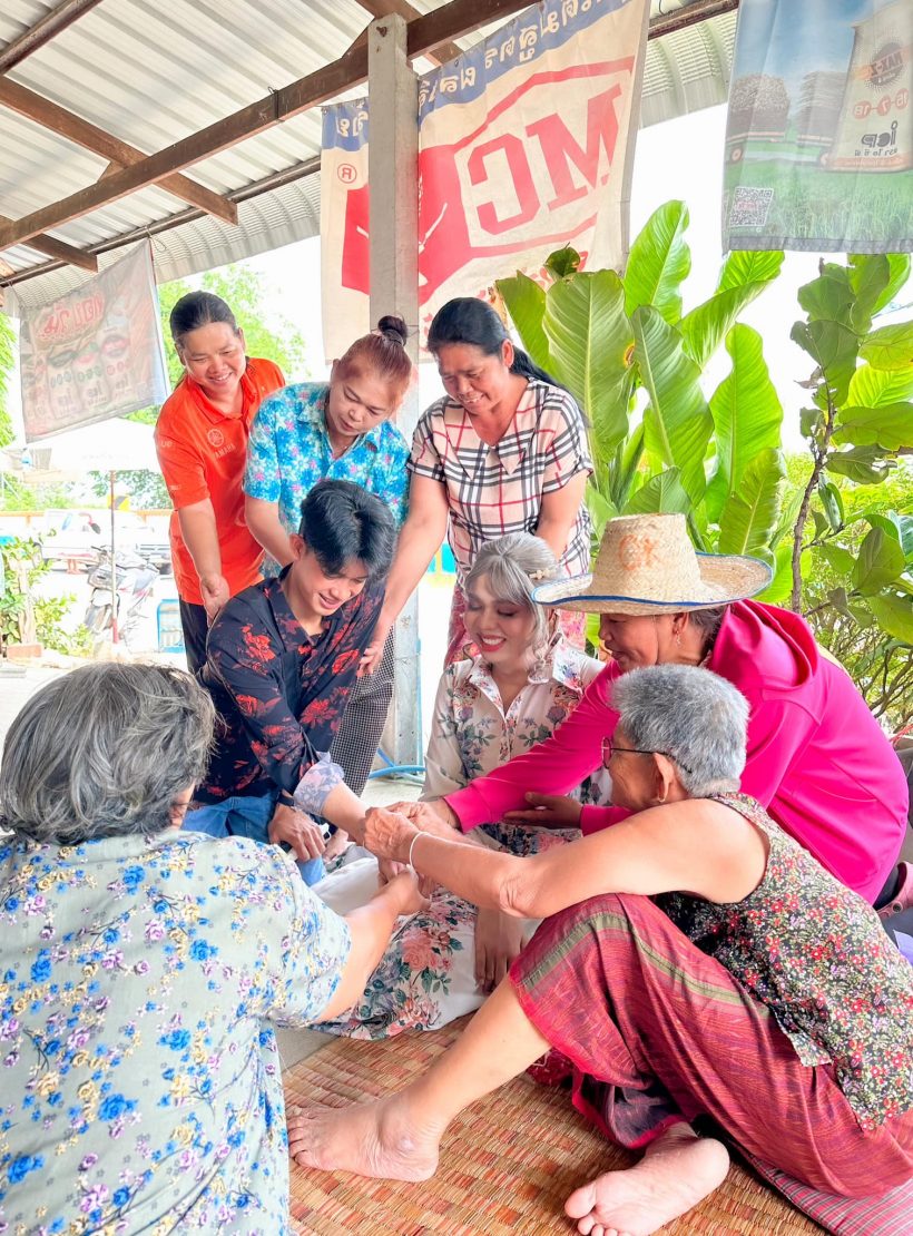 คู่รักสุดฮอต แฮปปี้ผู้ใหญ่ผูกข้อไม้ข้อมือรับขวัญ สุดอบอุ่น