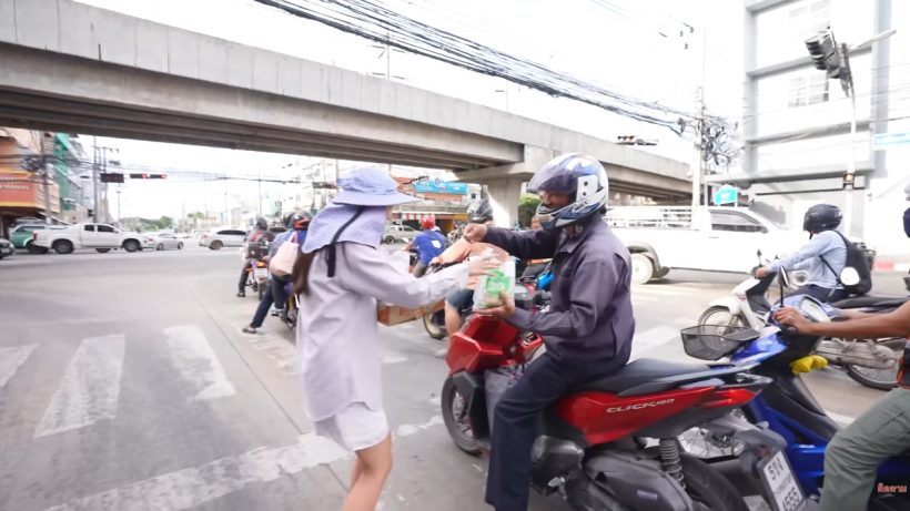 สาวสวยขายพวงมาลัยแยกไฟแดง ที่แท้คือ คุณหนูหมื่นล้านคนนี้?