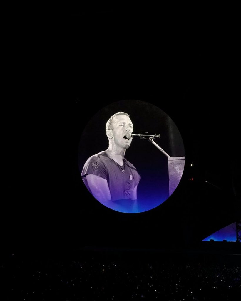 ไม่อาย! ดาราหนุ่มสลัดลุคพระเอก ปล่อยโฮกลางคอนเสิร์ต Coldplay 