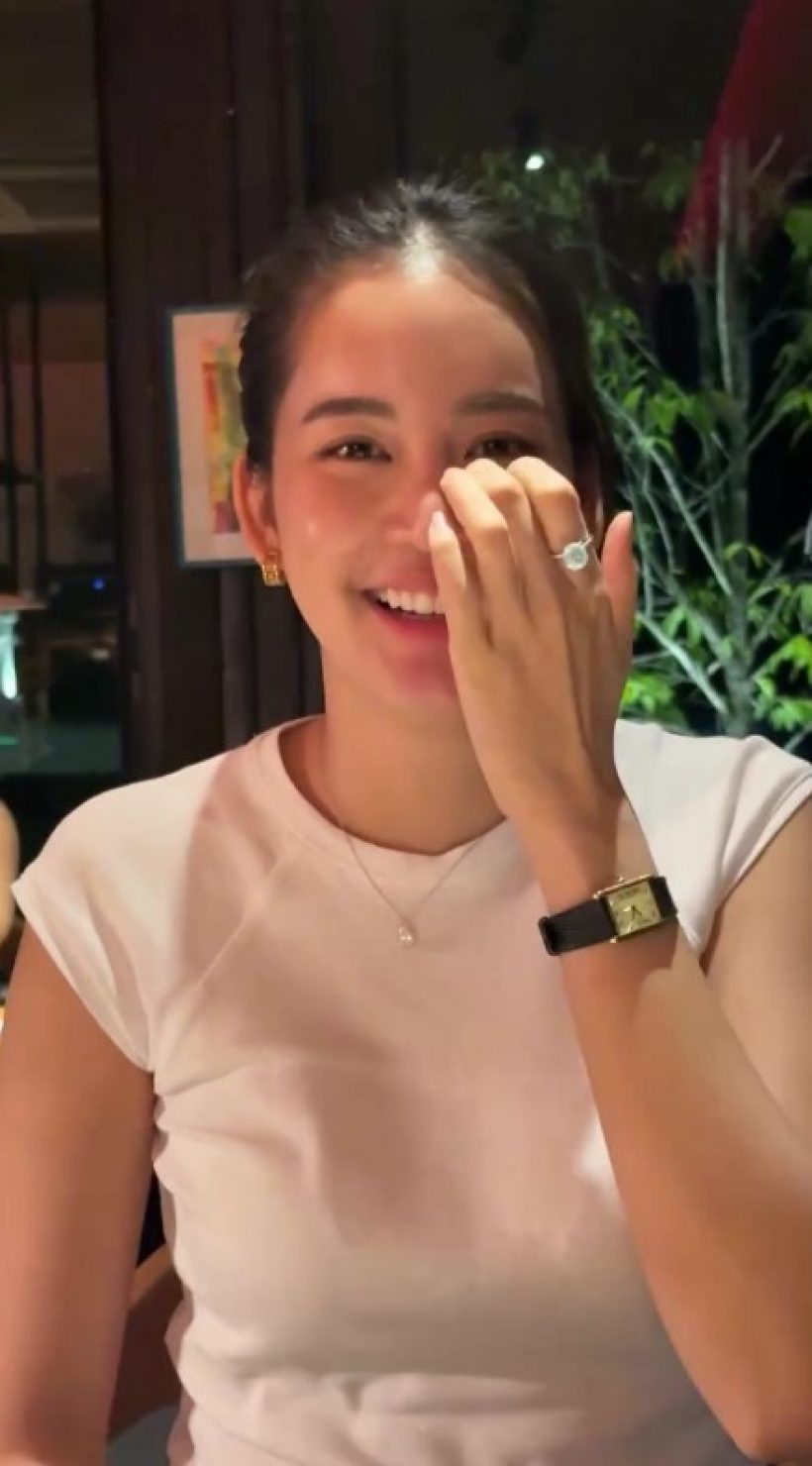 โบว์ เมลดา โชว์แหวนเพชรที่อาเล็ก ธีรเดช เซอร์ไพรซ์สวมให้เม็ดใหญ่เป้งมาก!