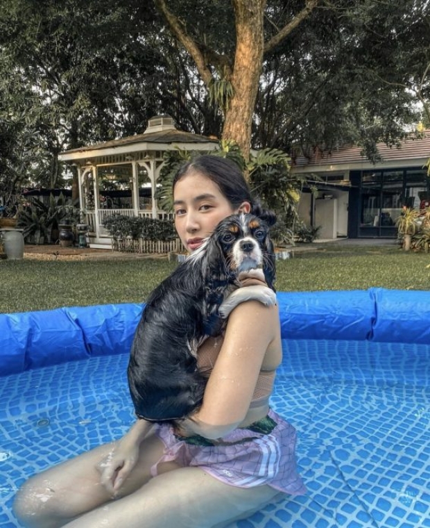 โอ้ยสวีตไปอีก มิ้นต์-ภูผา ควงกันเล่นน้ำ จุ๊บกลางสระสุดฟิน