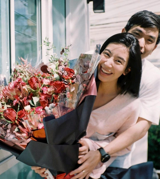 โอ้ยสวีตไปอีก มิ้นต์-ภูผา ควงกันเล่นน้ำ จุ๊บกลางสระสุดฟิน