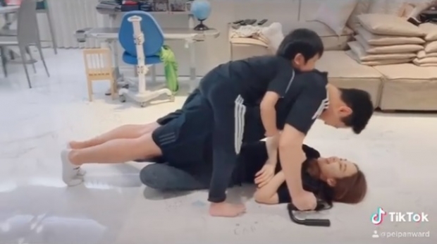  ‘เป้ย’ โชว์คลิปสามีวิดพื้น ท้าทายความแกร่ง จนลูกสาวยืนงง!