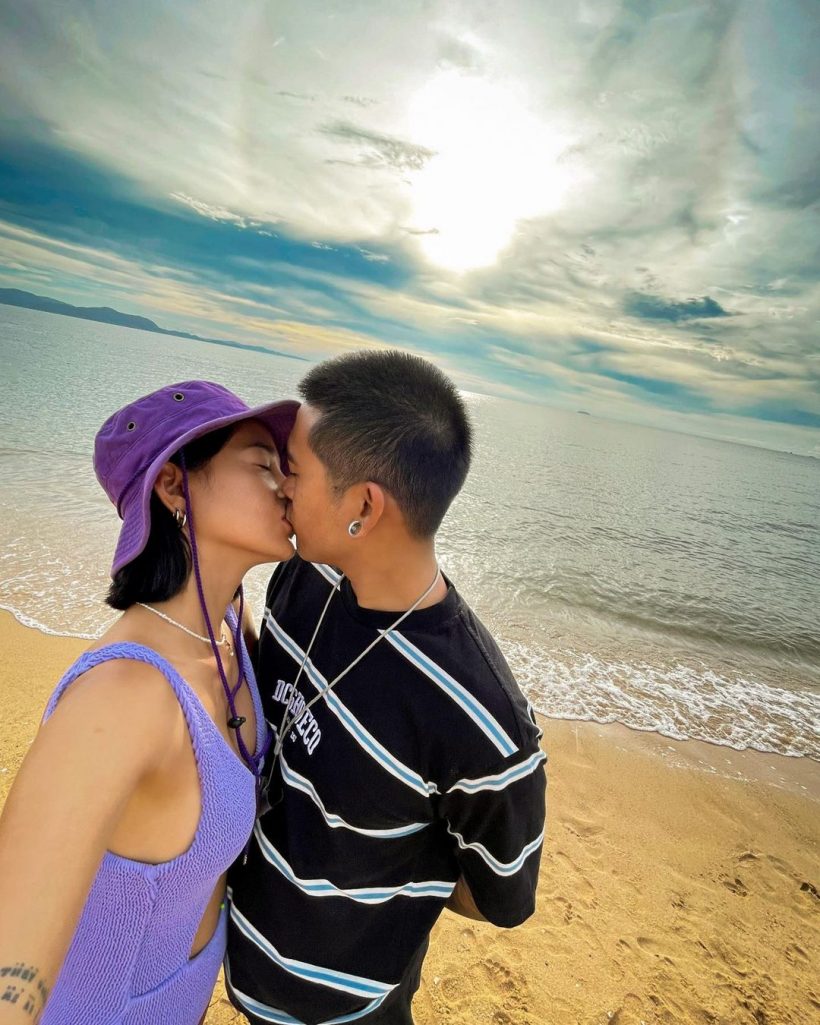 คู่รักสุดแนว โชว์จูบดูดดื่มริมชายหาด สวีทเวอร์จนถูกถามเรื่องทายาท