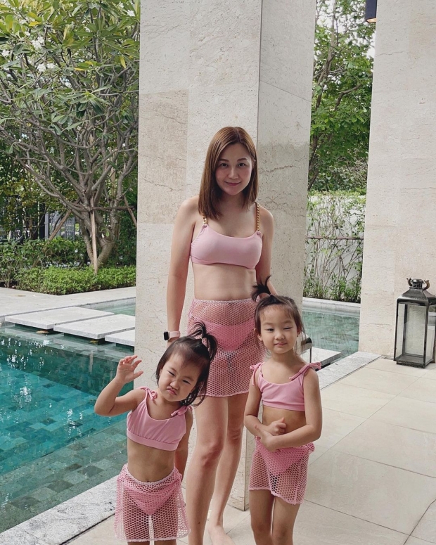 อุ๊ย! 3 แม่ลูกโชว์ความน่ารัก แต่หลุดโฟกัสท้องป่อง