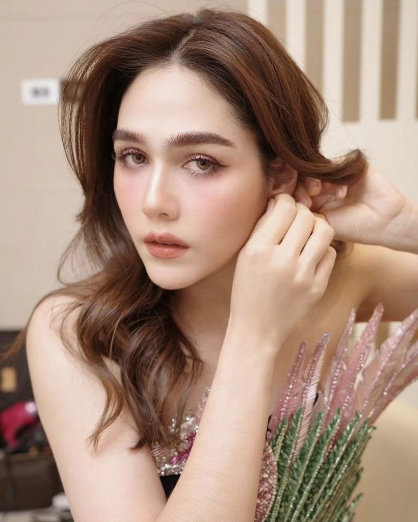 ดิว อริสรา อดใจไม่ไหวเมนต์รัวๆแบบนี้? หลังเห็นลุคออกงานชมพู่