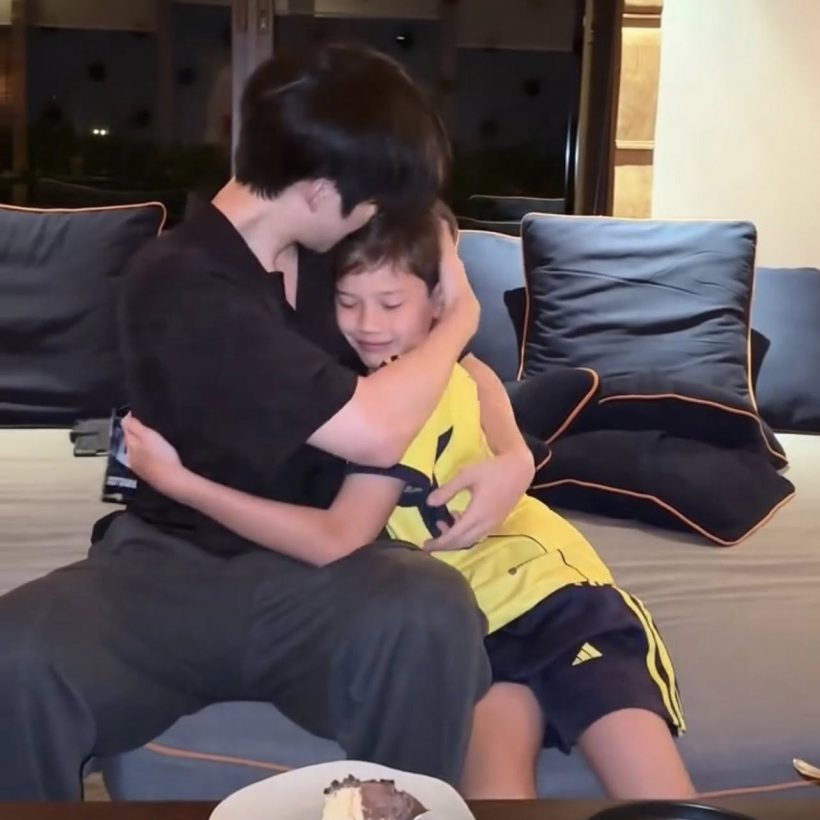 สุดอบอุ่น! แด๊ดดี้ไมค์-น้องแม็กซ์เวลล์ กอดหอมกันไม่หยุด!