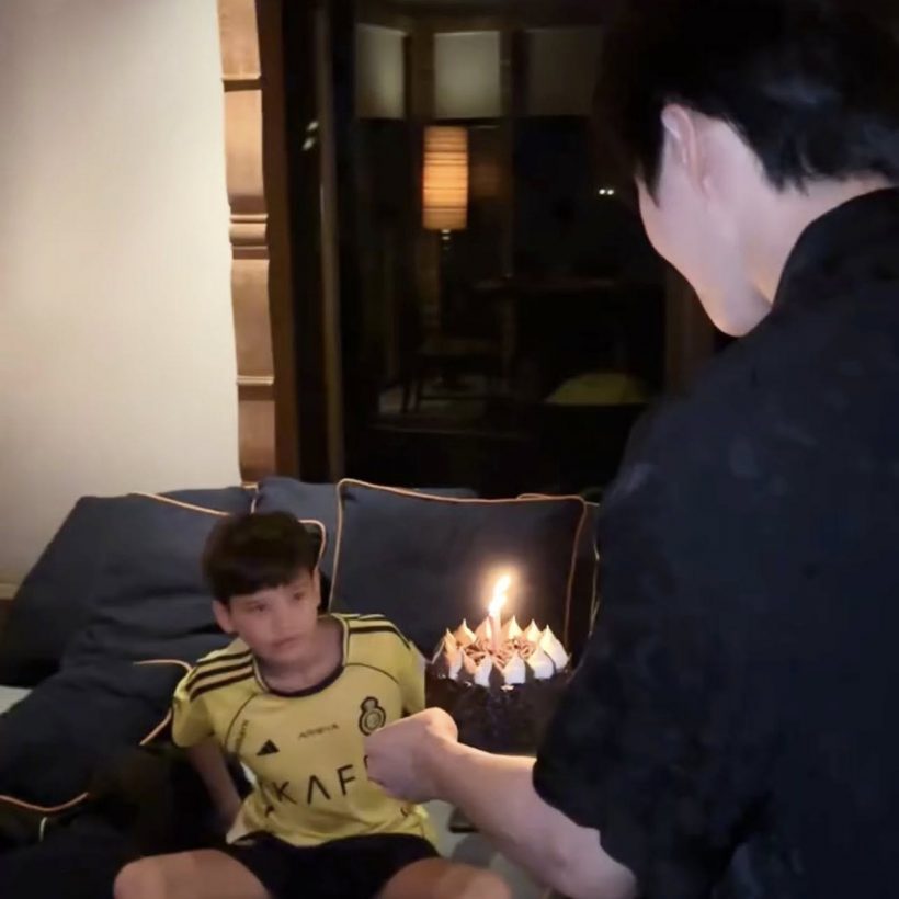 สุดอบอุ่น! แด๊ดดี้ไมค์-น้องแม็กซ์เวลล์ กอดหอมกันไม่หยุด!
