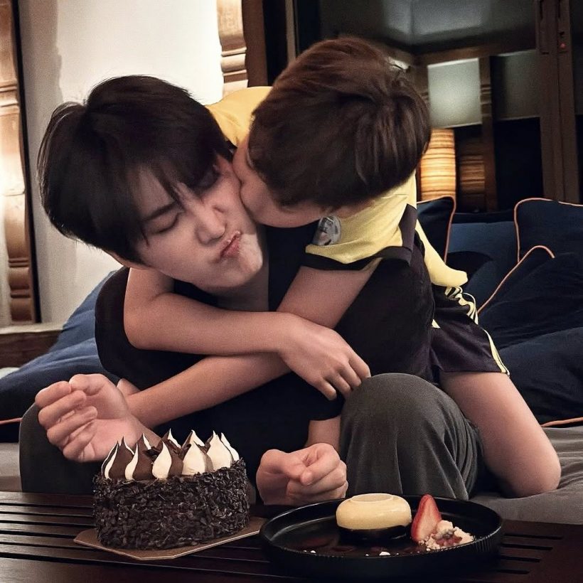 สุดอบอุ่น! แด๊ดดี้ไมค์-น้องแม็กซ์เวลล์ กอดหอมกันไม่หยุด!