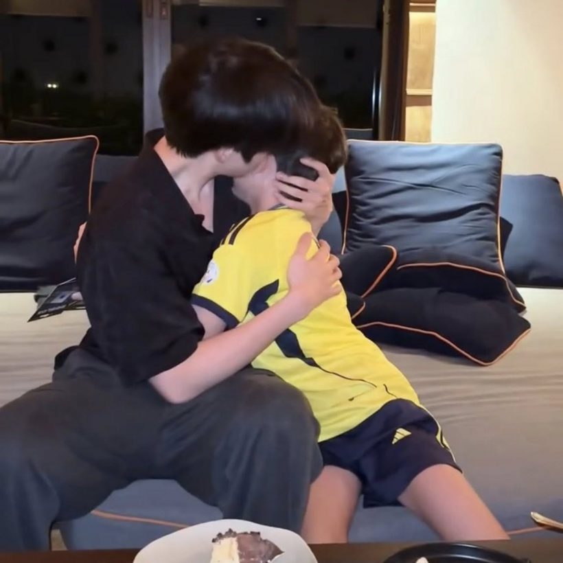 สุดอบอุ่น! แด๊ดดี้ไมค์-น้องแม็กซ์เวลล์ กอดหอมกันไม่หยุด!