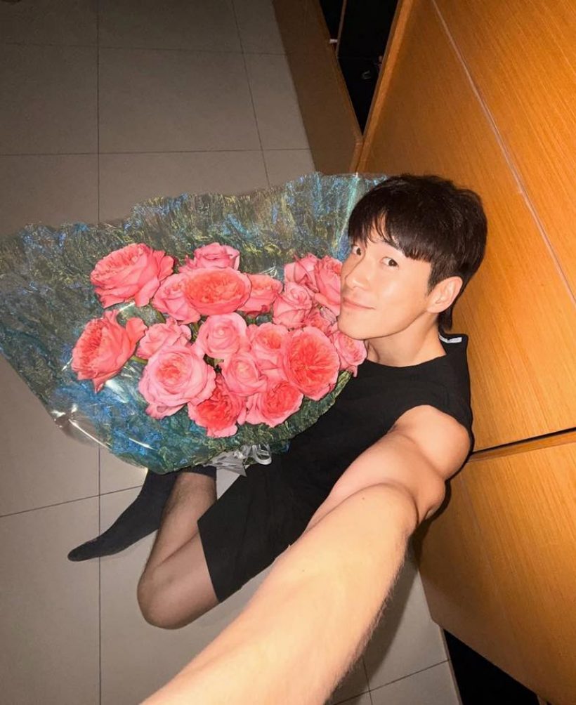 ความคิดถึงทำงาน..อาเล็กส่งดอกไม้วันครบรอบให้โบว์ เมลดา ถึงลอนดอน