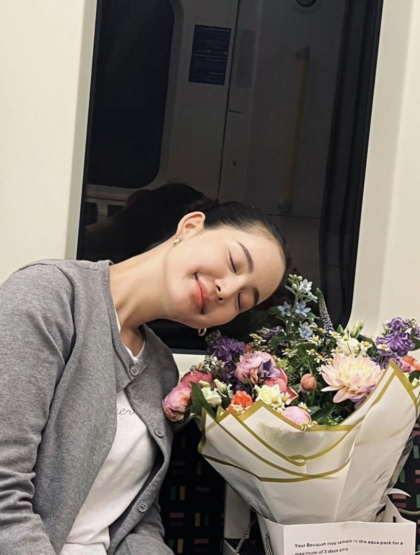 ความคิดถึงทำงาน..อาเล็กส่งดอกไม้วันครบรอบให้โบว์ เมลดา ถึงลอนดอน