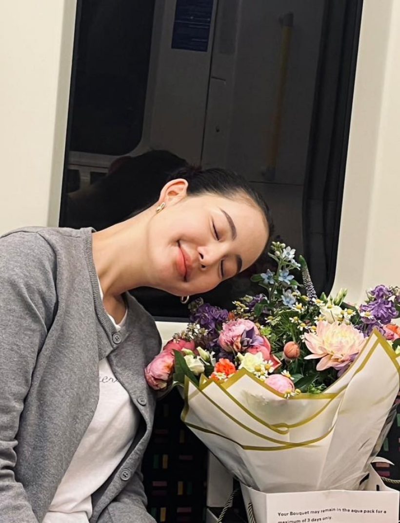 ความคิดถึงทำงาน..อาเล็กส่งดอกไม้วันครบรอบให้โบว์ เมลดา ถึงลอนดอน