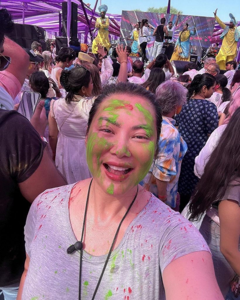 ดาราสาวไทย โผล่เล่นเทศกาล Holi อินเดีย โอ้โหหน้าเลอะสียังสวยเป๊ะ