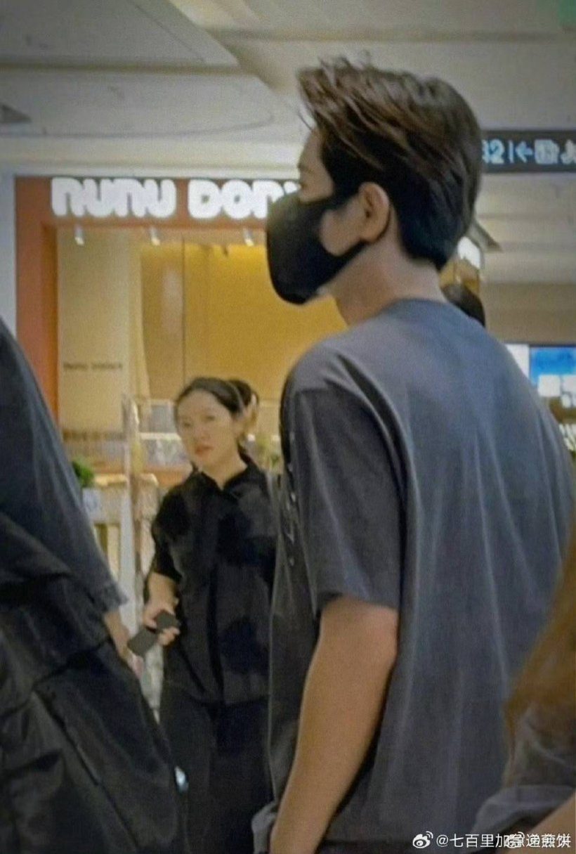 2พระเอกโผล่เดินห้างชิลๆ เเต่งตัวธรรมดาเเต่ออร่าโดดเด่น