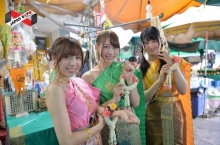 นัทซึน, โมกิจัง, เรนะจัง จากวง AKB48 ห่มสไบร่วมกิจกรรมวิถีไทย