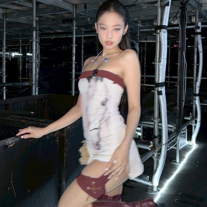เป็นเรื่องอีก! เจนนี่ BLACKPINK ถูกวิจารณ์พฤติกรรมขี้เกียจ บนเวที