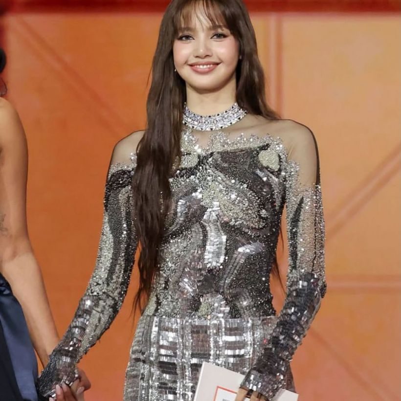 ทำการบ้านมาดี เจาะลุคลิซ่า ตบเท้าร่วม 3 งานระดับโลก