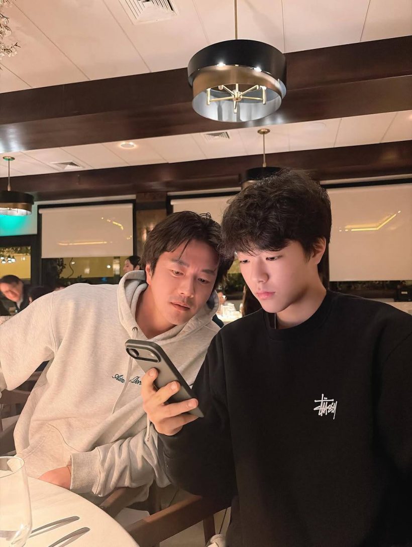 พี่ๆออนไลน์ใจสั่น ลูกชายพระเอกดัง โตเป็นหนุ่มขนาดนี้เเล้ว