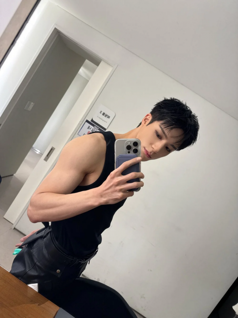 คอมเมนต์เเตก! ซุปตาร์หนุ่มถือสิ่งต้องห้าม โป๊ะเเตกก่อนลบรูปทิ้ง