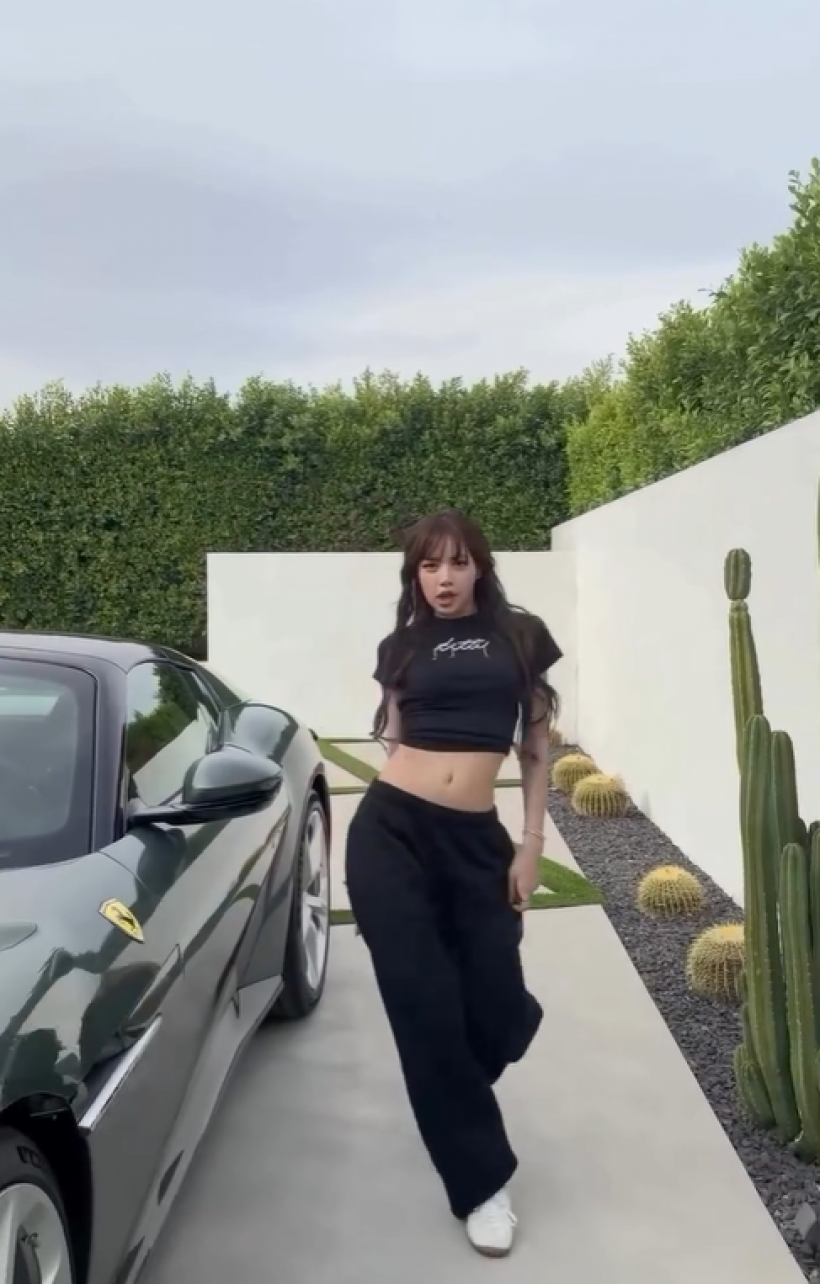 ลิซ่า รับราชการจนได้ดี! ล่าสุดถอยรถหรูราคาสุดจะอึ้ง