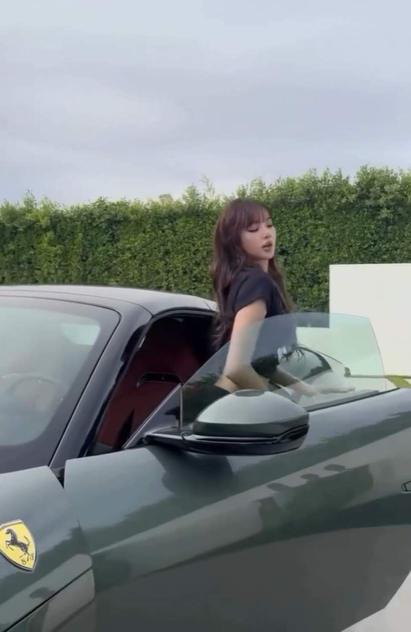 ลิซ่า รับราชการจนได้ดี! ล่าสุดถอยรถหรูราคาสุดจะอึ้ง