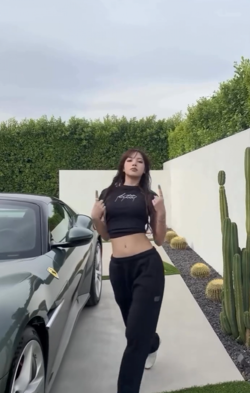 ลิซ่า รับราชการจนได้ดี! ล่าสุดถอยรถหรูราคาสุดจะอึ้ง