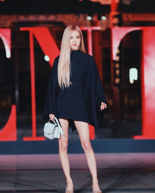 สวยจัดเต็มส่องแฟชั่นโรเซ่ BLACKPINK ร่วมงานเปิดสาขาใหม่ของ VALENTINO