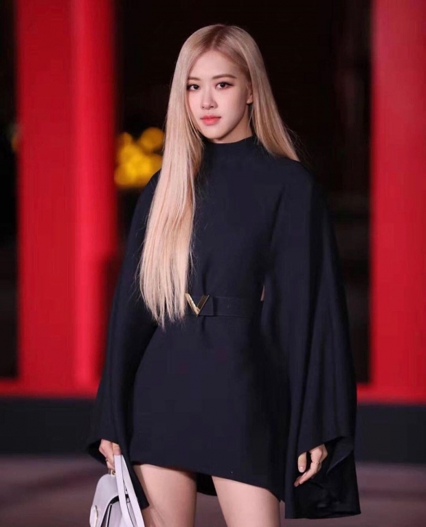 สวยจัดเต็มส่องแฟชั่นโรเซ่ BLACKPINK ร่วมงานเปิดสาขาใหม่ของ VALENTINO