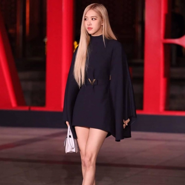 สวยจัดเต็มส่องแฟชั่นโรเซ่ BLACKPINK ร่วมงานเปิดสาขาใหม่ของ VALENTINO